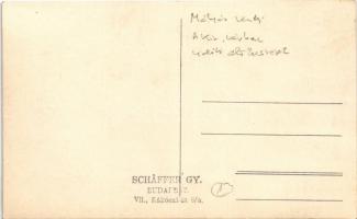 Budapest I. Mátyás kút a királyi várban, vidéki előkelőségek. Schäffer Gy. photo