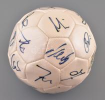 2004 Aláírt FC Bayern Münchenes focilabda, rajta: Michael Ballack, Zé Roberto, Jens Jeremies, Owen H...