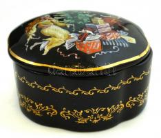 A Diótörő zenéjét játszó porcelán dobozka, matricás, jelzett, kis kopásnyomokkal, d: 6,5 cm, m: 3,5 ...