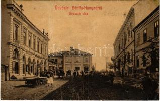 1909 Bánffyhunyad, Huedin; Kossuth utca, Takarékpénztár, Ábrahám Mórné üzlete és saját kiadása. W. L. (?) No. 365. / street view, savings bank, shops (r)