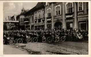 1938 Rimaszombat, Rimavská Sobota; bevonulás, kerékpáros katonák, magyar zászlók, üzletek / entry of the Hungarian troops, soldiers with bicycles, Hungarian flags, shops