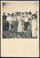 cca 1940 Cigányok fotója 6x9 cm