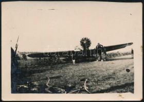 1931. 07. 16. Endresz György és Magyar Sándor Justice for Hungary nevű Lockheed Sirius típusú repülőgépe közvetlenül Felcsút határában, az USA-ból visszatérőben egy kukoricaföldön történt kényszerleszállást követően, hátoldalon feliratozott fotó, 6×9 cm