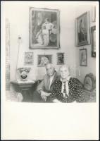 cca 1950 Temesvár szobabelső, háttérben Geiger R. Hermelines nő c. képe. 18x12 cm