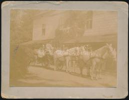 1907 Középfalva (Chiuza, Erdély), Veress Ferenc kastélya, előtte fogat, feliratozott, kartonra kasírozott fotó, felületén sérülés, 8×10,5 cm