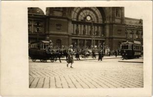 Budapest VII. Keleti pályaudvar, vasútállomás, 46-os és 75-ös villamosok. Kapista Fotosalon Subotica, photo