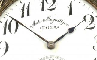 8 napos Doxa zsebóra, fém tokkal, vadász motívumokkal díszítve, hibátlan számlappal, fém óralánccal,...