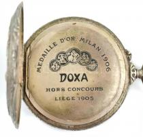 8 napos Doxa zsebóra, fém tokkal, vadász motívumokkal díszítve, hibátlan számlappal, fém óralánccal,...