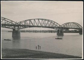 cca 1930-1940 Esztergom, bazilika és Mária Valéria híd, 2 db fotó, 17,5×12,5 cm