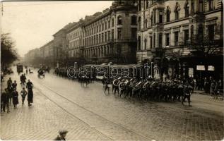 Budapest VIII. Katonai felvonulás zenekarral, 4-es villamos, üzletek, József körút 33. Schäffer photo