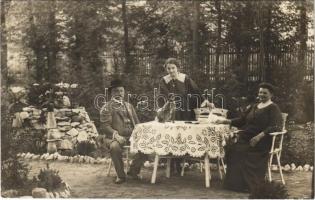 1916 Budapest XVI. Rákosszentmihály, Zirmann Guszti (levélíró) házának kertje, kutya asztalon. József utca 38. photo (EK)
