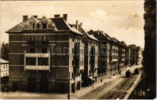 Budapest XII. Horthy telep és Vitéz Artner udvar, villamosok, Böszörményi út 4-8. Kiadja Schvester József (fl)