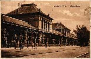 Kaposvár, Pályaudvar, vasútállomás, vasutasok. Rázsó Testvérek kiadása (vágott / cut)