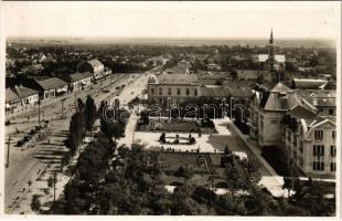 1940 Karcag, látkép, Fő utca, Városháza, üzletek. Nagy Lajos kiadása (kis szakadás / small tear)