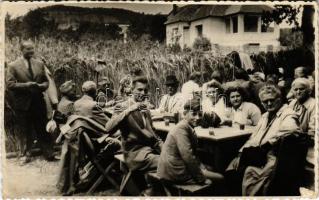 1949 Révfülöp, italozó társaság, nyaraló. photo (EK)