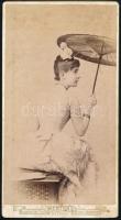 Lónyay Margit grófnő esernyővel, keményhátú fotó Mertens és Társa műterméből, 20,5×11 cm
