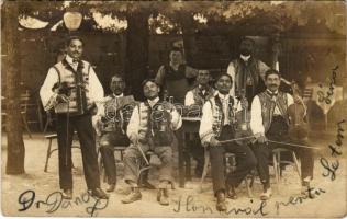 Cigányzenekar csoportképe / Gypsy music band, folklore. photo (gyűrődés / crease)