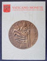 Vatikán 1985. 10L-1000L (7xklf) közte 1000L Ag, forgalmi sor, II. János Pál látogatásairól beszámoló nagyalakú könyvben, valamint a Vatikán által kibocsátott emlékérmek leírásával és fényképeivel újszerű állapotban T:1 / Vatican 1985. 10 Lire - 1000 Lire (7xdiff) including 1000 Lire Ag, coin set in large-size color book about the travels of Pope John Paul II and the description and pictures of commemorative issues released by the Vatican C:UNC