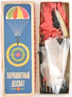 Retro szovjet eredetős ejtőernyős játék 2 figurával. Eredeti, sérült kartondobozában, nem kipróbált.