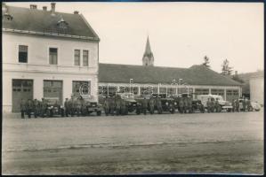 cca 1930 Hódmezővásárhely, tűzoltók, hátoldalon feliratozott fotó, 11,5×17,5 cm