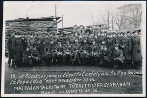 1943 Bp., Tiszti és járási tűzoltótanfolyam hallgatóinak látogatása a Mátrai Antal és Tsa Rt. Tűzoltószergyárában, feliratozott fotó, szakadással, 11×16 cm