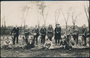 cca 1920 Biciklisek, fotólap, 9×14 cm