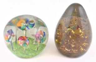 Virágos és díszes üveg levélnehezékek, az egyiken kis lepattanásokkal, m: 9 cm és 6 cm