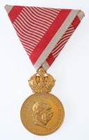 1890. Ferenc József Bronz Katonai Érdemérem aranyozott Br kitüntetés a katonai érdemkereszt szalagján, eredeti, kiváló állapotú tokban, a tok ZIMBLER WIEN VII - K.U.K. HOF-LIEFERANT BURGGASSE 33 gyártói jelzéssel T:1 / Hungary 1890. Medal for Military Merit (Signum Laudis) gold plated Br decoration with ribbon, in original exceptionally well preserved case, with ZIMBLER WIEN VII - K.U.K. HOF-LIEFERANT BURGGASSE 33 makers mark inside C:UNC NMK 245.