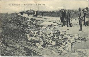 1916 Brassó, Kronstadt, Brasov; Die Befreiung Kronstadts, Bei Bartholomä / Brassó felszabadítása, halálrajvonal csata, Oláh halott katonák rajvonala a bertalani és brassói vasútállomás között / entry of the German troops, Dead Olah soldiers between the railway stations of Bartolomeu and Brasov