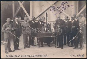 1927 Hévízfürdő, Radics Béla Zenekara Budapestről, feliratozott fotó, Radics Béla által aláírt, hátoldalon pecséttel jelzett, 10,5×15 cm