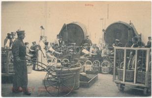 Budapest XXII. Budafok, Törley pezsgőgyár, belső, palackozóterem munkásokkal / Champagne factory, bottling