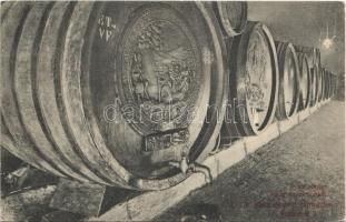 1910 Budapest XXII. Budafok, M. kir. pincemesteri tanfolyam, pince részlet, belső, faragványos hordók. Hollenzer és Okos kiadása
