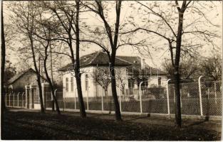Budapest XVII. Rákoshegy, Dr. Csecsotka Károly községi orvos és felesége rákoshegyi családi háza az 1930-as évek elején. Árpád fejedelem útja 43. photo
