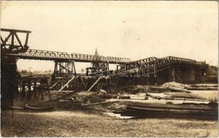 1917 Felrobbantott híd provizórikus javítása Csernyivciben / Zerstörte Brücke in Czernowitz / WWI Austro-Hungarian K.u.K. military, destroyed bridge in Chernivtsi. photo (gyűrődés / crease)