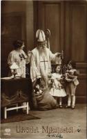 1915 Üdvözlet Mikulástól! / Saint Nicholas greeting postcard. EAS 0405/6.