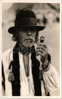 Ruszin népviselet, pipázó férfi / Carpatho-Ruthenian folklore, man smoking a pipe