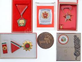 6db-os szocialista kitüntetés, közte 1970. "Felszabadulási Jubileumi Emlékérem" aranyozott, zománcozott Br kitüntetés mellszalagon, miniatűrrel szalagsávon, eredeti tokban + "Kiváló Munkáért" zománcozott kitüntetés sérült eredeti tokban, adományozói okirattal T:2