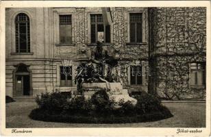 1941 Komárom, Komárno; Jókai szobor, magyar zászló, az ablakban Horthy portréja / statue, Hungarian flag, portrait of Regent Horthy in the window (gyűrődés / crease)