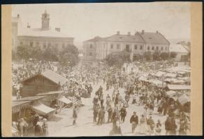 cca 1900 Gorlice, Galícia, vásártér, hátoldalon feliratozott fotó, keményhátú fotó, vágott karton, 12×18 cm