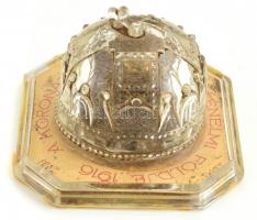 1916 Koronázási emlék. A Szent Korona üvegből, benne IV. Károly király koronázására épített koronázási domb földjével. Sorszámozott. A Koronázási Domb Földjét Értékesítő Bizottság jótékony célra, a Hadsegélyező Hivatal és az Auguszta Alap számára értékesítette. / Crowning memorial hill. Pieces of the hill in glass Holy Crown. Numbered. 9x9x6 cm