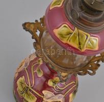 Jelzés nélkül: Fajansz petróleum lámpa. Festett, öntött fém lábbal. Kis kopással. m: 52 cm