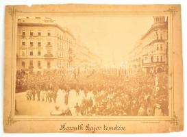 1894 Budapest, Kossuth Lajos temetése, kartonra kasírozott, feliratozott fotó Klösz György műterméből, karton sérült, 24×35,5 cm