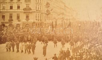 1894 Budapest, Kossuth Lajos temetése, kartonra kasírozott, feliratozott fotó Klösz György műtermébő...