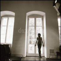 cca 1984 Becsüld meg őt, a gyönyörű NŐt, Menesdorfer Lajos (1941-2005) budapesti fotóművész hagyaték...