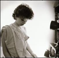 cca 1984 Inspiráló múzsák, Menesdorfer Lajos (1941-2005) budapesti fotóművész hagyatékából, 5 db vin...