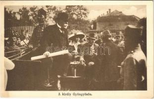 1917 Gyöngyös, a Király látogatása a nagy tűzvész után május 23-án, IV. Károly és felesége Zita királyné hintón. Phot. Br. Schuhmann
