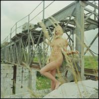 cca 1989 Aktfotózás változatos helyszíneken, Menesdorfer Lajos (1941-2005) budapesti fotóművész hagy...