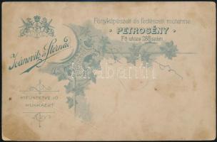 1901 Petrozsény (Petrosény), vasúti vendéglő, mulatozó társaság katonákkal és civilekkel, háttérben ...