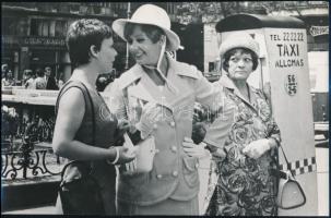cca 1965 Budapest, a Vörösmarty téri taxi állomáson várakozó színésznők, 19x29 cm