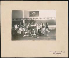 1935 Szeged, óvodások csoportképe, Sternberg fényképész pecsétjével jelzett, 11x15,8 cm, karton 20x24 cm